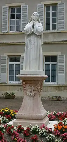 Statue de Bernadette en religieuse à Nevers