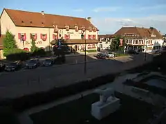 Actuel Relais Bernard Loiseau, vu depuis le square Alexandre-Dumaine.