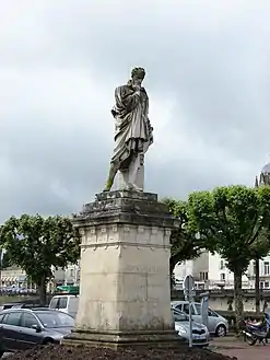 Monument à Bernard Palissy (1868), Saintes, place Bassompierre.