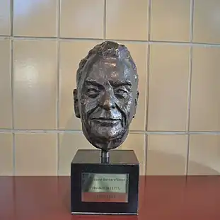 Statue de Bernard Vittoz se trouvant dans les couloirs de l'epfl