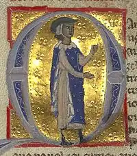 Lettre Q bleue illustrée d'un personnage debout, inscrite dans un carré incrusté d'une feuille d'or