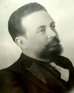 Portrait d'un homme en costume, image en noir et blanc