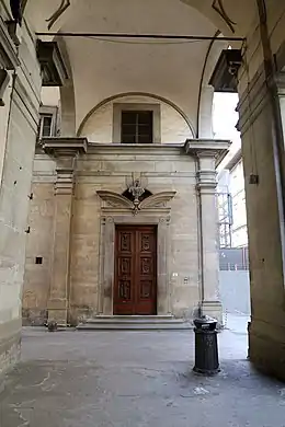 La porte sous la voûte vue de la loggia ouest.