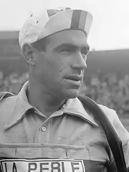 Portrait en noir et blanc d'un cycliste portant une casquette.