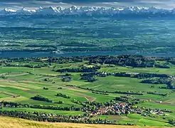 Vue sur le plateau suisse, le lac de Bienne, le canal de Hagneck et les Alpes bernoises