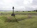 Une croix au lieu-dit de la Pouyade. Au second plan, des terres agricoles.