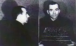 Double photo d'un homme vêtu de noir. De profil à gauche, de face à droite, avec une tablette comprenant des inscriptions à la main.