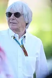 Photo de Bernie Ecclestone, en chemise blanche et lunettes de soleil