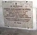 Plaque à la mémoire de l’évêque Bernier. Son cœur fut ramené à Orléans et inhumé dans la 6e chapelle sud de la cathédrale Sainte-Croix.