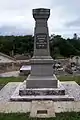 Le monument aux morts dans le cimetière (juil. 2011).