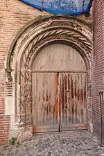 Porte dans la cour gothique