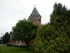 L'église  dans la verdure.