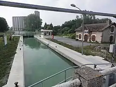 Le port et écluse sur le canal de l'Aisne à la Marne.