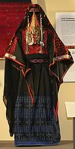 Tenue féminine bédouine d'apparat, musée de Beersheva, Israël.