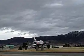 Le site de l'aéroport, vu depuis Harrison Avenue, sa principale voie d'accès.