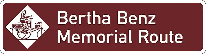 Logo officiel du Bertha Benz Memorial Route, commémorant le record mondial de la plus longue distance parcourue par une automobile, entre Mannheim et Pforzheim en 1888 (104 km).
