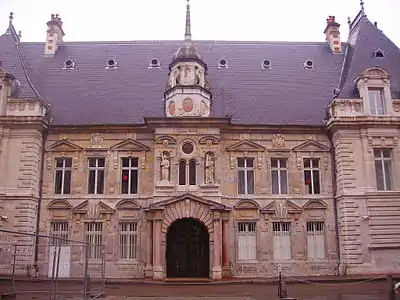 La façade de l'ancien Parlement de Besançon (1585).