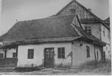 Extérieur de l'école du Baal Shem Tov à Medjybij vers 1915