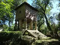 Pigeonnier du château de Besmaux.