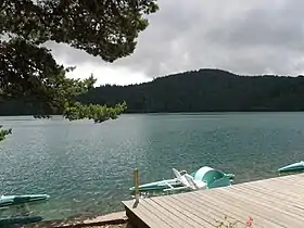 Vue du puy de Montchal depuis le lac Pavin.