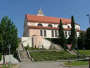 L'église Saint-Pierre-et-Saint-Paul sur la colline du monastère.