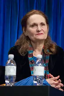 Beth Grant interprète la femme chat.