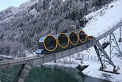 Cabines au-dessus de la Muota à proximité de la gare de départ.