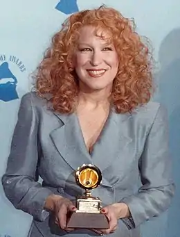 Bette Midler interprète Hadassah.