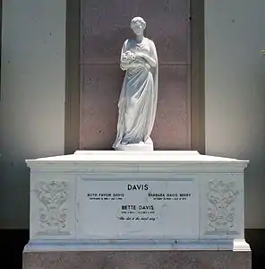 Tombe de Bette Davis au cimetière du Forest Lawn Memorial Park à Hollywood Hills (Los Angeles).