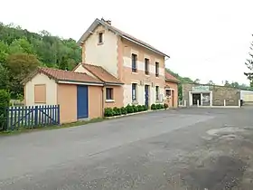 Vue de l'ancien bâtiment voyageurs reconverti en mairie, en mai 2015.