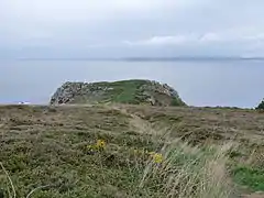 Au loin, le cap de la Chèvre, vu depuis la pointe de Beuzec.