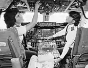 Les pilotes Beverly Burns et Lynn Rippelmeyer dans la cabine de pilotage d'un avion Boeing 737, en 1982.