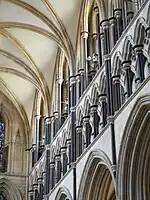 Transept sud de l'abbatiale de Beverley (XIIIe siècle), richement décorée de colonnes en marbre de Purbeck.