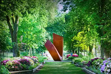 La sculpture de Beverly Pepper est exposée dans le jardin de Muni.