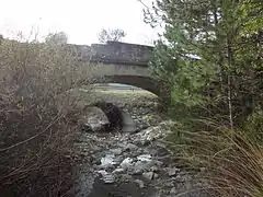 Pont ancien à voûte à Bevons