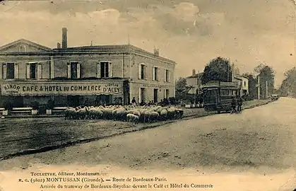 Arrivée du tramway devant le café et l'Hôtel du commerce (1900-1910).