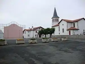 Plaza, avec le fronton et l'église.