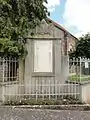 Monument aux morts près de l'église.