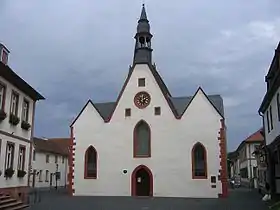 L'église Saint-Nicolas vue depuis la place du Marché