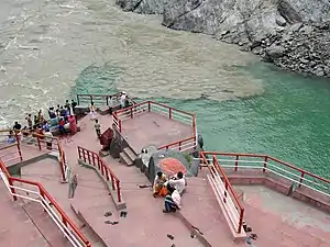 Confluence de la Bhagirathi et de l'Alaknanda donnant le Gange à Devprayag, Inde.