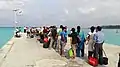 Des touristes sur le ponton de l'île