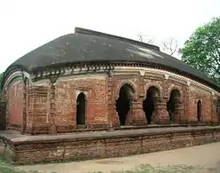 Temple de style bengali à salle unique, simple. Toit convexe, structure en brique. Bishnupur