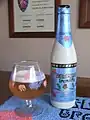 Une bouteille de Delirium Tremens accompagnée de son verre.