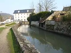 Bièvre bras artificiel vue sur le vieux moulin.