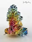Cristal artificiel de bismuth métallique. L'irisation est due à une couche très mince d'oxydation.
