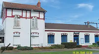 Biache-Saint-Vaast : façade recouverte d'enduit avec de faux colombages en béton.