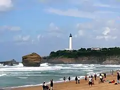 Le phare dominant la pointe Saint-Martin, vu de la grande plage de Biarritz