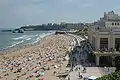 Hôtel du Palais, au fond. Grande plage et casino municipal au premier plan.