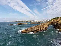 Vue de l'océan Atlantique avec au fond une plage et la ville de Biarritz.