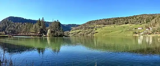 Le lac de Biaufond et le pont franco-suisse.